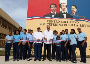 Presidente Abinader entrega liceo en Santiago, en beneficio de 840 estudiantes