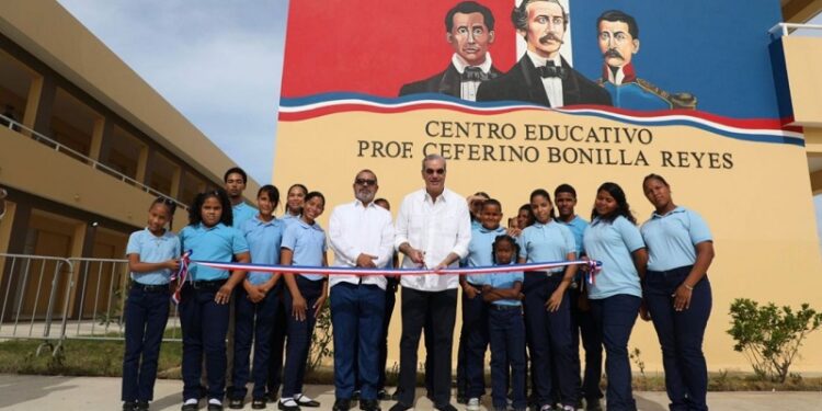 Presidente Abinader entrega liceo en Santiago, en beneficio de 840 estudiantes