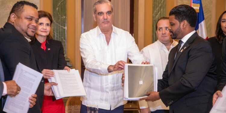 Presidente Abinader respalda pacto nacional contra la violencia de género