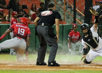 Toros superan 8-4 a Leones en La Romana