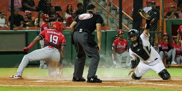 Toros superan 8-4 a Leones en La Romana
