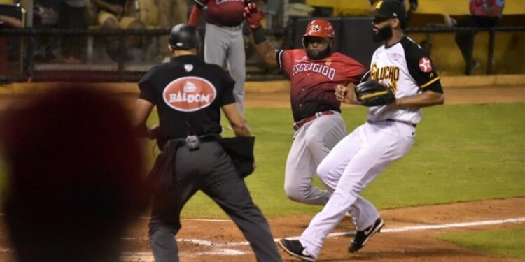 Leones se quedan cortos en el noveno y caen en Santiago