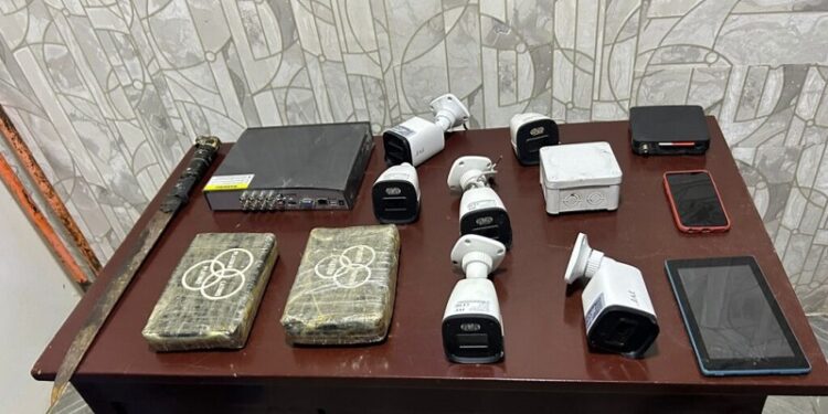 Policía y Ministerio Público ocupan dos paquetes de presunta cocaína, cámaras de vigilancia y otras evidencias