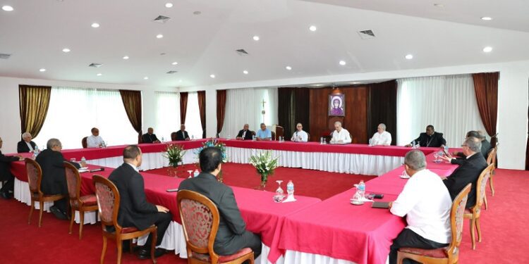 Presidente Abinader almuerza con miembros de la Conferencia del Episcopado Dominicano