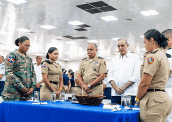 Abinader comparte almuerzo con soldados y anuncia transporte gratis para miembros de las FFAA