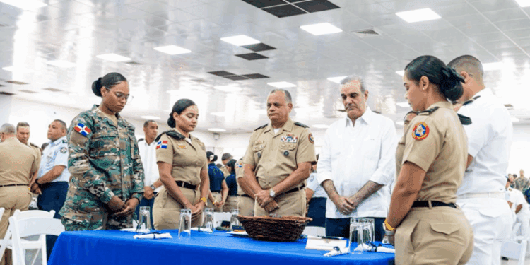 Abinader comparte almuerzo con soldados y anuncia transporte gratis para miembros de las FFAA