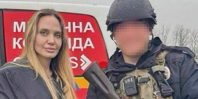 Angelina Jolie llegó a Ucrania a pie y sin avisar al régimen de Kiev: ¿qué podría salir mal?