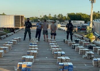 Ocupan más de 1.5 toneladas de cocaína y arrestan a dos dominicanos y un colombiano