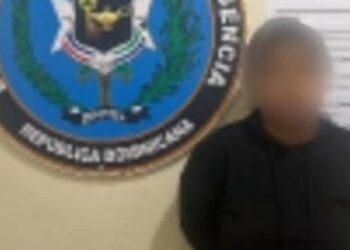 Policía apresa a tres personas, incluidos dos menores, por robo agravado en Moca