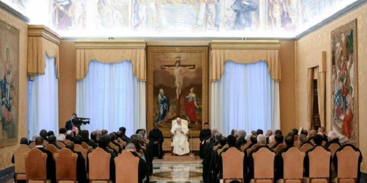 Signos de paz y fraternidad en un mundo dividido por la guerra