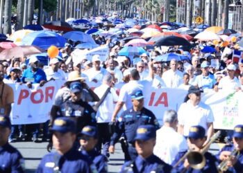 Multitud respalda caminata “Un Paso por mi Familia 2025”