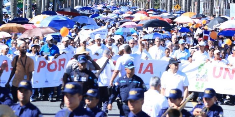 Multitud respalda caminata “Un Paso por mi Familia 2025”