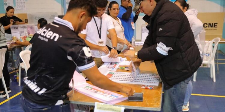 Cierran urnas e inicia conteo de votos en Honduras