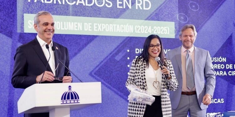 Abinader destaca que en RD operan 42 empresas de manufactura de equipos médicos