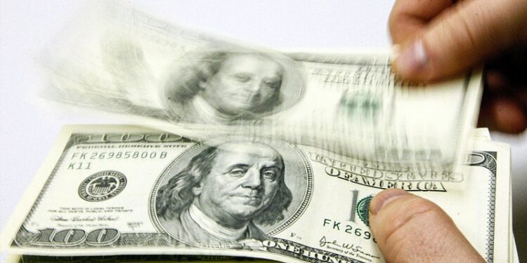 «Lo que están haciendo los peces gordos»: Kim Dotcom da un consejo sobre los dólares y el oro