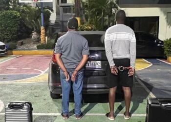 Detenidos dos hombres con maleta llena de ropas impregnadas de cocaína