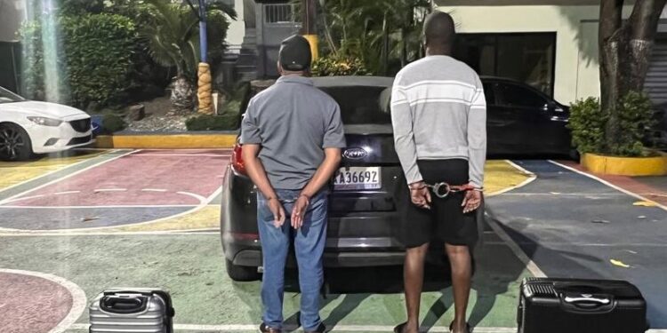 Detenidos dos hombres con maleta llena de ropas impregnadas de cocaína