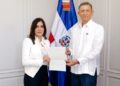 Canciller Roberto Álvarez recibe las copias de estilo de las nueva embajadora de Estados Unidos