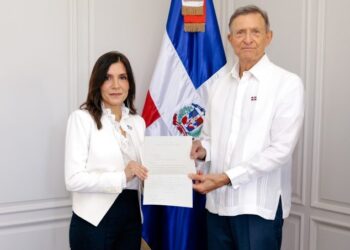 Canciller Roberto Álvarez recibe las copias de estilo de las nueva embajadora de Estados Unidos