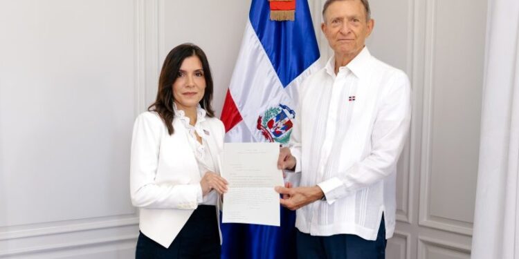 Canciller Roberto Álvarez recibe las copias de estilo de las nueva embajadora de Estados Unidos