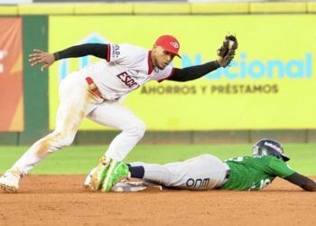 Norge Ruiz tira gran juego en revés de Leones