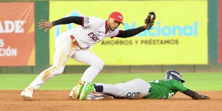 Norge Ruiz tira gran juego en revés de Leones