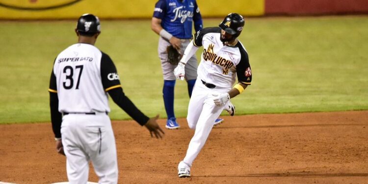 Águilas Cibaeñas vuelven a someter a los Tigres