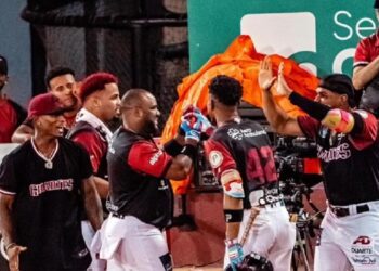 Los Gigantes vencen a las Estrellas apoyados en un rally grande en el octavo capítulo