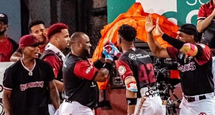 Los Gigantes vencen a las Estrellas apoyados en un rally grande en el octavo capítulo
