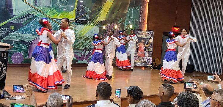 Blanka Paloma consolida 40 años de trayectoria folclórica y cultural ininterrumpida