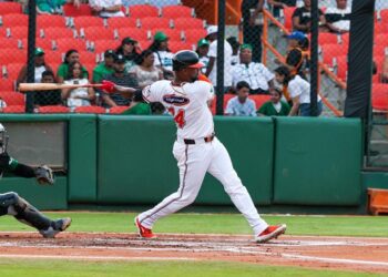 Jiménez y Oliva jonronean en paliza Toros a Estrellas