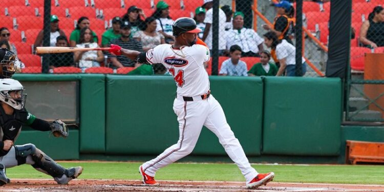 Jiménez y Oliva jonronean en paliza Toros a Estrellas
