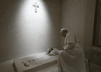 León XIV en oración ante la tumba de Francisco en la Basílica Santa María la Mayor