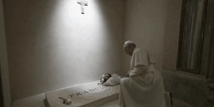 León XIV en oración ante la tumba de Francisco en la Basílica Santa María la Mayor