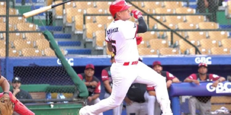 Leones extienden racha y hunden más a los Gigantes