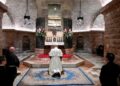 El Papa reza ante la tumba de San Francisco: el mundo busca señales de esperanza