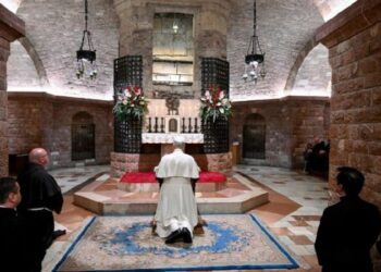 El Papa reza ante la tumba de San Francisco: el mundo busca señales de esperanza