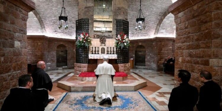 El Papa reza ante la tumba de San Francisco: el mundo busca señales de esperanza
