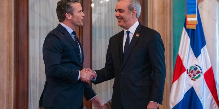 Secretario de Defensa de EEUU reconoce liderazgo del presidente Abinader contra el narcotráfico