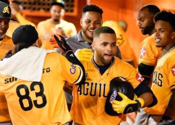 Noche de 10 hits: Águilas ganan 6-4 a los Toros y extienden su dominio en LIDOM