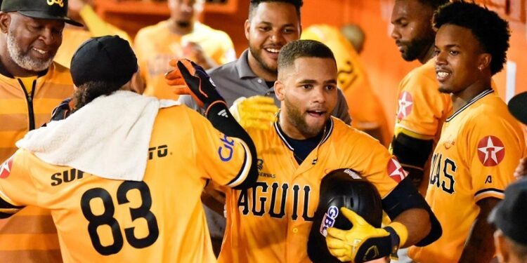 Noche de 10 hits: Águilas ganan 6-4 a los Toros y extienden su dominio en LIDOM