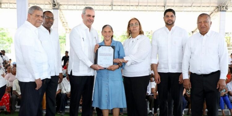 Presidente Abinader entrega 1.445 títulos de propiedad en San Cristóbal