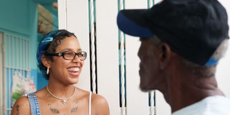 Tokischa apoya a familias de Gualey junto a Jompeame