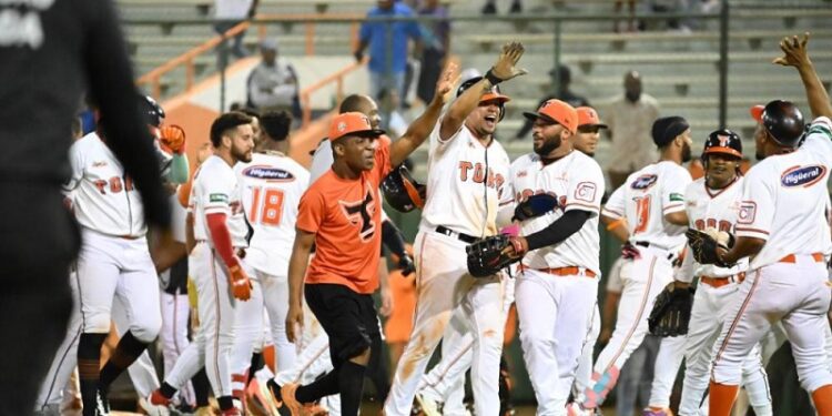Toros dejan a Licey en el terreno en primer partido doble cartelera