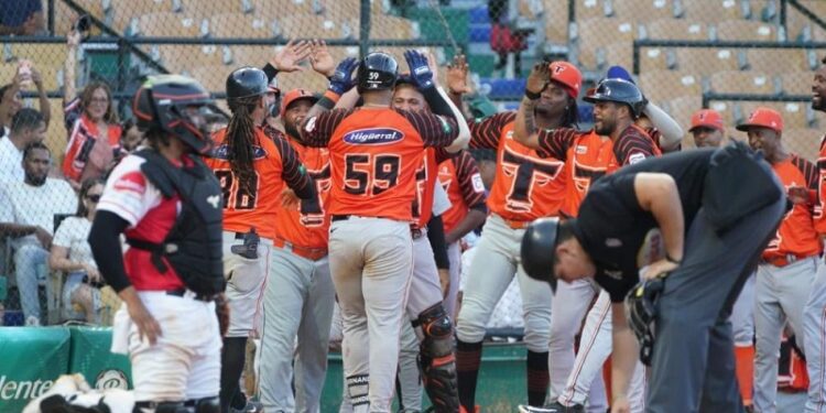 Toros truenan y ganan 4º seguido con paliza al Escogido