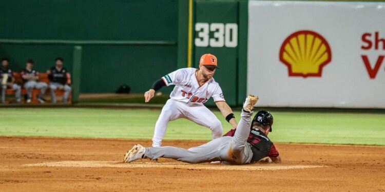 Gigantes ganan maratónico juego de 15 innings en el Corral