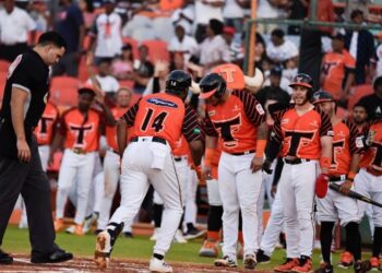Toros siguen firmes en 2º tras paliza a las Águilas