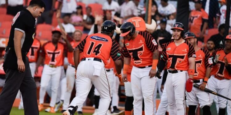 Toros siguen firmes en 2º tras paliza a las Águilas