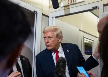 Trump afirma que habló por teléfono con Maduro en medio de las agresiones de EE.UU.