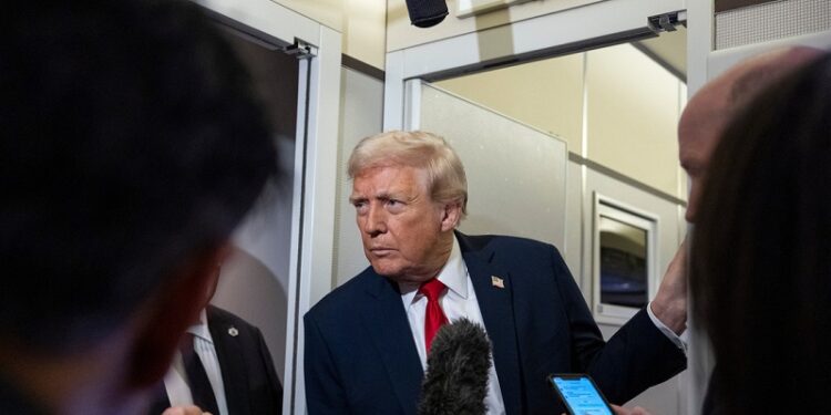 Trump afirma que habló por teléfono con Maduro en medio de las agresiones de EE.UU.